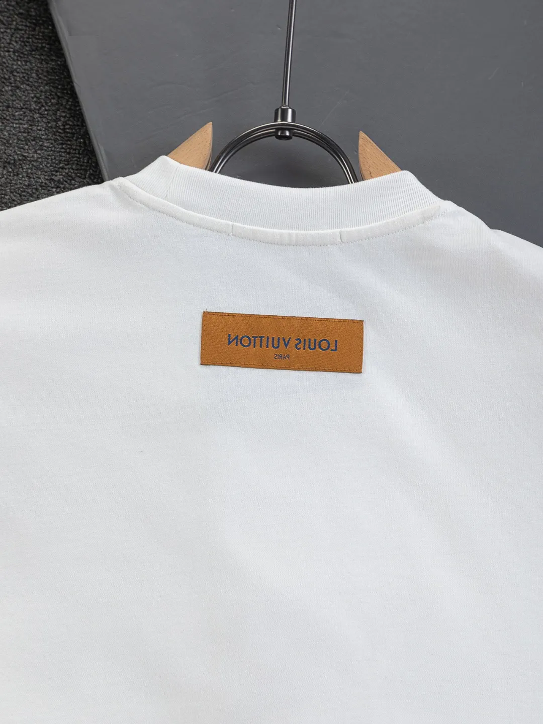 🅿️190 Louis Vuitton Louis Vuitton 1V LV LV slightly wide version S-XL LV 26ss new products are available at counters simultaneously. Multiple craftsmanship. Embroidery of civet 🦊 letters on the chest. Round neck short-sleeved T-shirt, same style for men and women! Consigned to one-to-one creation. Synchronized with the official website, pure cotton fabrics at the counter! It is close to the skin and comfortable, durable and easy to wear. It has a classic and simple logo design and meticulous original craftsmanship. Short-sleeves, a must-have item for men, do not appear to be the same for the general public, but must be unique and eye-catching. This LV short-sleeve is all about quality, comfort, the same shape and fashion as always, including fabrics and cutting techniques. All of them have been made with great effort! 320 grams of washed pure cotton fabric, pure cotton is breathable, very refreshing and comfortable for daily wear. The rib knitting on the neckline is smooth and tight, and the neckline will not be skewed if you toss it at will. The loose version, you will find that it looks really good on the upper body. The overall is minimalist and neat, super versatile for daily use! Pair it casually with a pair of pants for a youthful look. A T-shirt will make your outfit crazy. It is a fashionable item that can never go wrong! Color: Black White Size: S-XL Size chart: S: Shoulder width 50-Bust 56-Length 70 M: Shoulder width 52-Bust 57-Length 72 L: Shoulder width 54-Bust 59-Length 74 XL: Shoulder width 56-Bust 62-Length 76